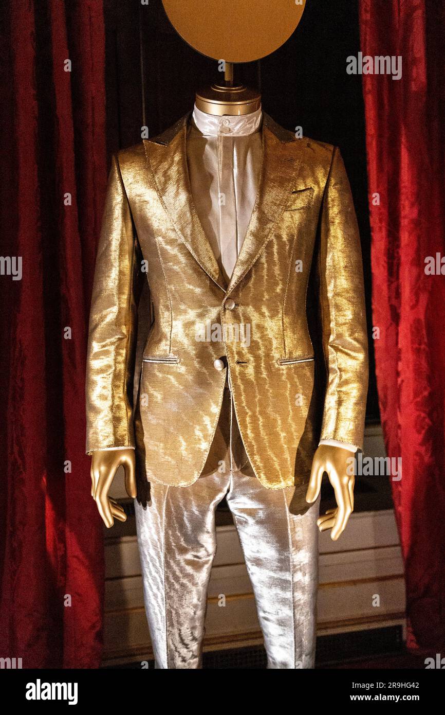 Abito in oro e argento di Tom Ford, indossato da Timothee Chalamet al Festival del Cinema di Cannes 2021, mostra Crown to Couture 2023, Kensington Palace, Londra, Foto Stock