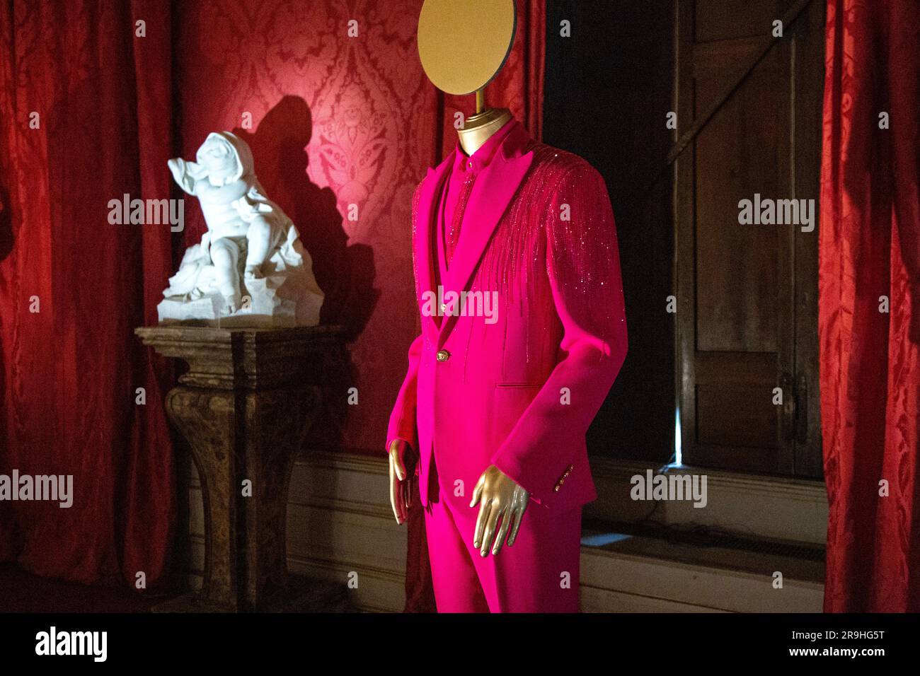 Abito rosa di Donatella Versace indossato da Colman Domingo agli Oscar 2021, mostra Crown to Couture 2023, Kensington Palace, Londra, Regno Unito Foto Stock