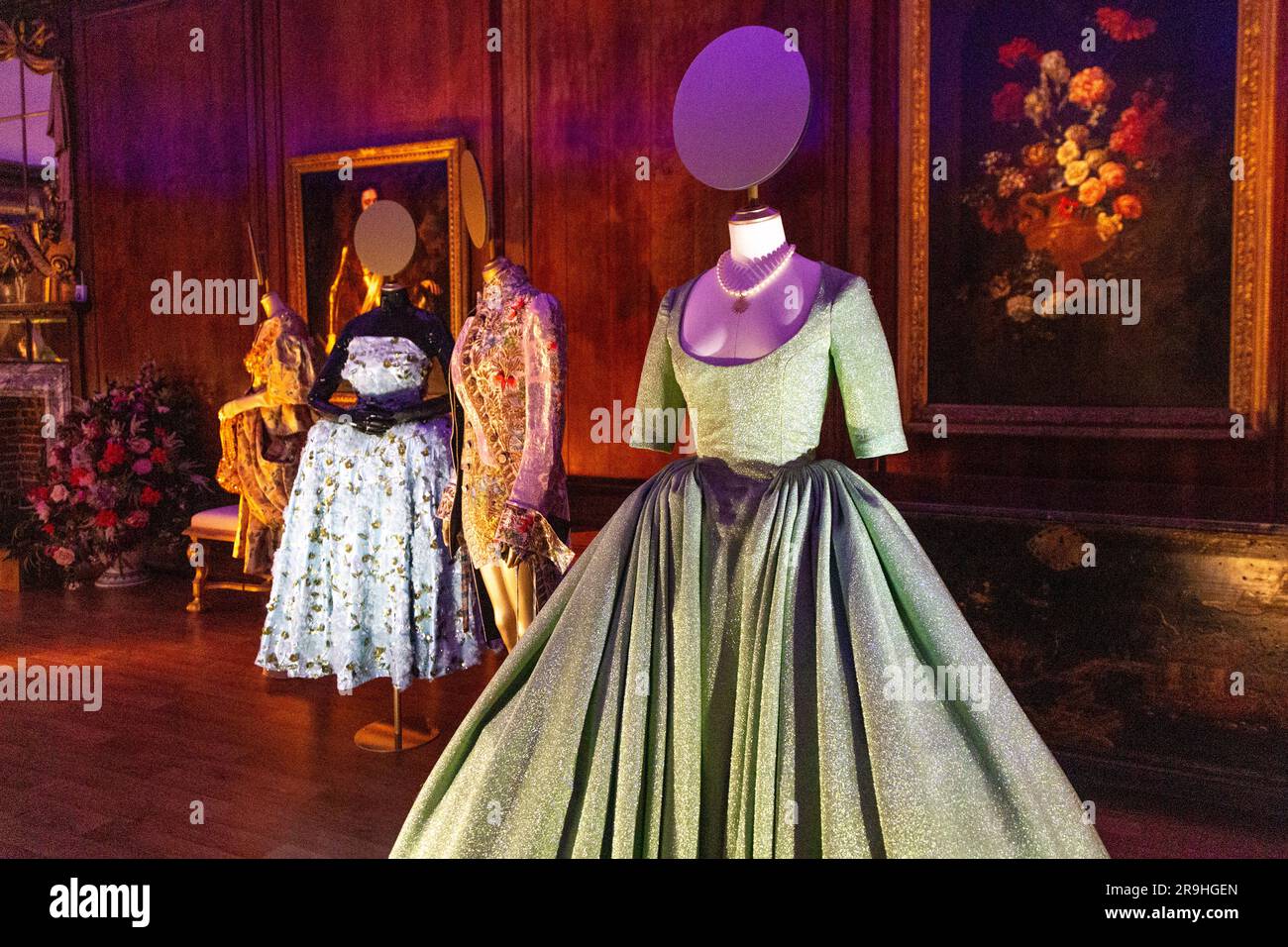 Edward Crutchley abito primavera 2022, mostra Crown to Couture 2023, Kensington Palace, Londra, Regno Unito Foto Stock