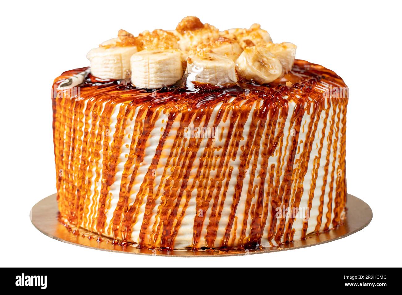 Torta al caramello isolata su sfondo bianco. Torta di compleanno con frutta e  caramello. primo piano Foto stock - Alamy