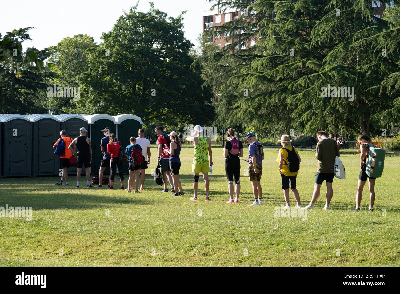 I corridori fanno la fila per i servizi igienici alla mezza maratona di Leamington Spa. Foto Stock