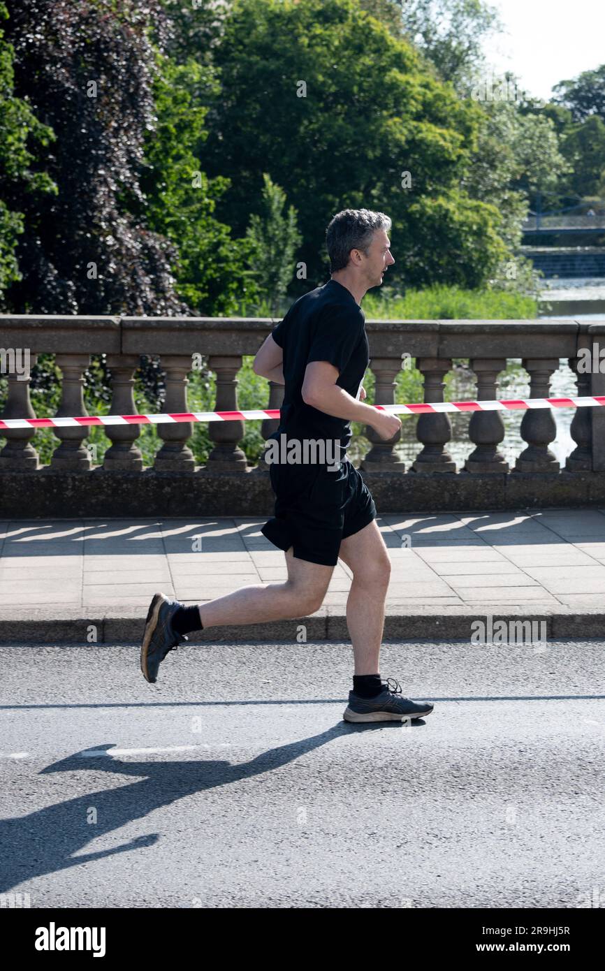 Un corridore nella mezza maratona di Leamington Spa del 2023. Foto Stock