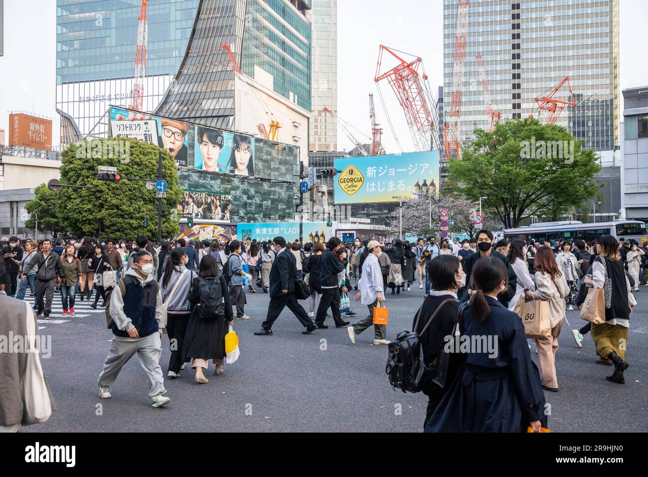 2023 Shibuya Crossing Scramble città di Tokyo, attraversamento più trafficato del mondo, famoso monumento storico di Shibuya ricco di folle di persone, Giappone Foto Stock