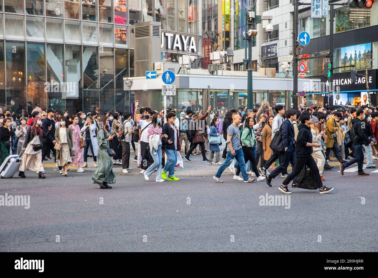 2023 Shibuya Crossing Scramble città di Tokyo, attraversamento più trafficato del mondo, famoso monumento storico di Shibuya ricco di folle di persone, Giappone Foto Stock