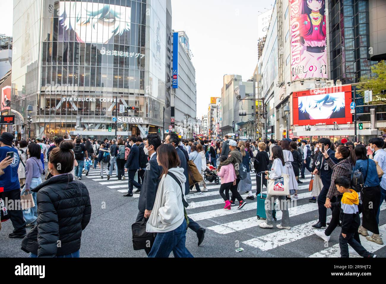 2023 Shibuya Crossing Scramble città di Tokyo, attraversamento più trafficato del mondo, famoso monumento storico di Shibuya ricco di folle di persone, Giappone Foto Stock