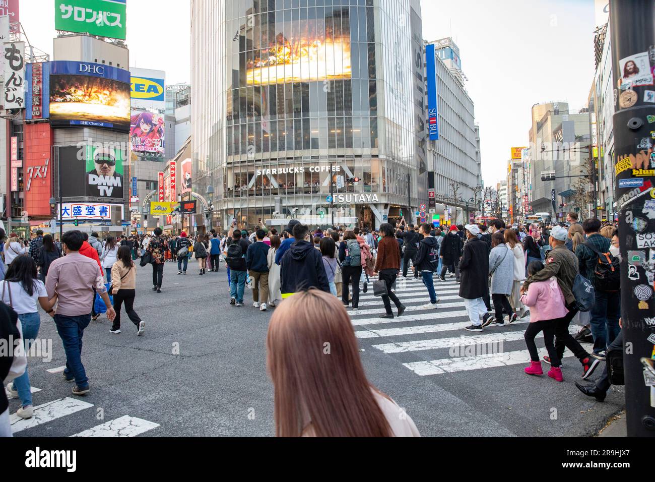 2023 Shibuya Crossing Scramble città di Tokyo, attraversamento più trafficato del mondo, famoso monumento storico di Shibuya ricco di folle di persone, Giappone Foto Stock