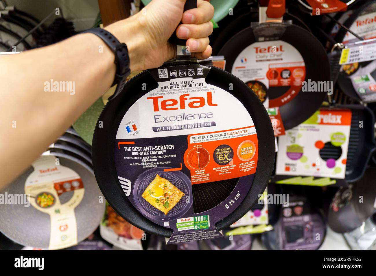 Tyumen, Russia-05 maggio 2023: Il logo Tefal è un produttore francese di utensili da cucina e piccoli elettrodomestici Foto Stock