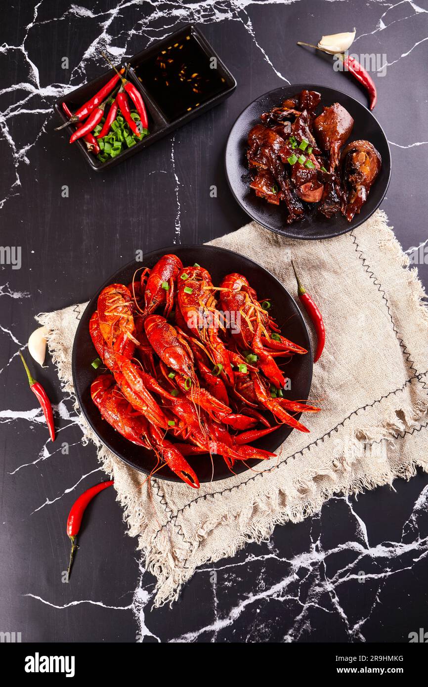 è un'immagine allettante che cattura l'essenza di una deliziosa creazione culinaria. L'immagine mostra i vivaci gamberi rossi cucinati alla perfezione, a. Foto Stock