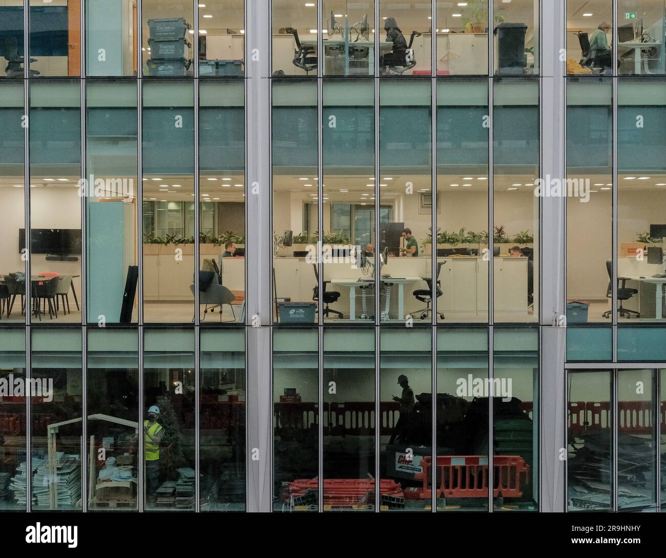 Operai edili in un cantiere al livello inferiore lavoratori in un edificio per uffici nel distretto finanziario della città di Londra, Londra, Inghilterra Foto Stock