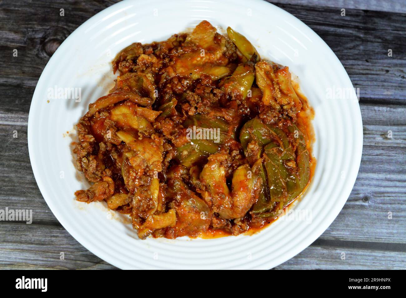 Moussaka, una ricetta a base di melanzane o di patate, peperoni e peperoni che spesso include carne macinata, molto comune nei Balcani e. Foto Stock