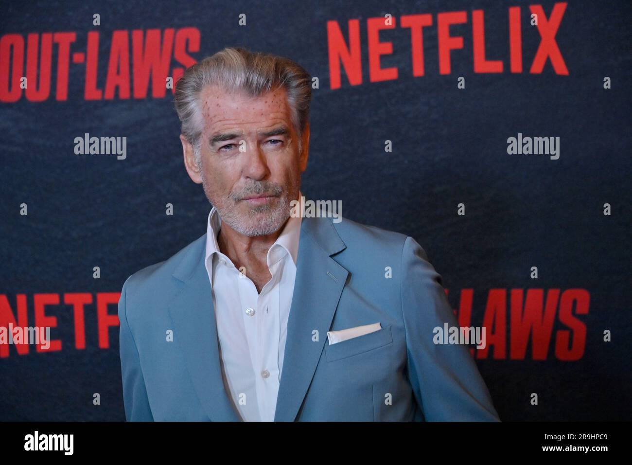 Los Angeles, Stati Uniti. 26 giugno 2023. Il membro del cast Pierce Brosnan partecipa alla prima del film commedia romantica "The Out-Laws" al Regal LA Live di Los Angeles lunedì 26 giugno 2023. Storyline: Un manager di banca che sta per sposare l'amore della sua vita. Quando la sua banca viene trattenuta dai famigerati Ghost Bandits durante la sua settimana di nozze, crede che i suoi futuri suoceri che sono appena arrivati in città siano i famigerati fuorilegge. Foto di Jim Ruymen/UPI credito: UPI/Alamy Live News Foto Stock