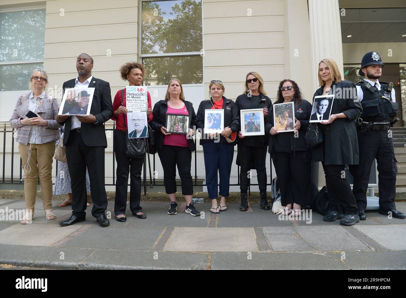Londra, Regno Unito. 27 giugno 2023. Membri di famiglie in lutto per la giustizia al di fuori dell'inchiesta. L'inchiesta sul COVID-19 del Regno Unito è un'indagine pubblica indipendente sulla risposta del Regno Unito alla pandemia di COVID-19 e sull'impatto che essa ha avuto e sull'apprendimento di lezioni per il futuro che si terrà presso la Dorland House nella zona ovest di Londra. Crediti: MARTIN DALTON/Alamy Live News Foto Stock