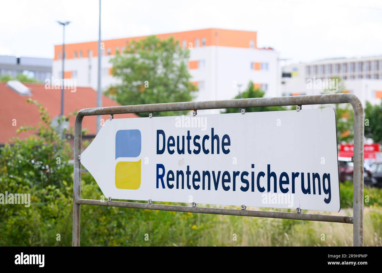 Laatzen, Germania. 27 giugno 2023. Un cartello indica la strada per il fondo tedesco di assicurazione pensioni. Per il secondo anno consecutivo, ci sarà un aumento significativo per i circa 21 milioni di pensionati il 1° luglio: In Occidente, i pagamenti aumenteranno del 4,39 per cento e in Oriente del 5,86 per cento. Per una pensione mensile di 1.000 euro basata solo sui contributi provenienti dall'Occidente, circa 44 euro in più finiranno ora sul conto, e per una pensione dello stesso importo con contributi dall'Est, quasi 60 euro in più. Credito: Julian Stratenschulte/dpa/Alamy Live News Foto Stock