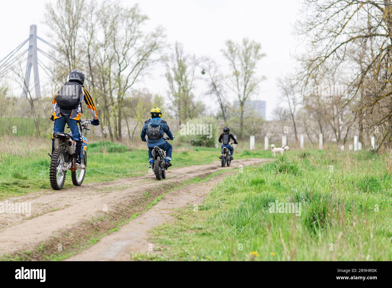 Kiev, Ucraina, 22 maggio 2021. I motociclisti sportivi viaggiano su una strada sterrata nella foresta. Foto Stock