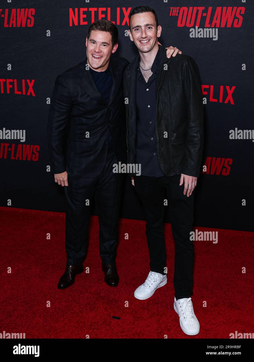 LOS ANGELES, CALIFORNIA, USA - GIUGNO 26: Adam Devine e Tyler Spindel arrivano alla Los Angeles Premiere di "The Out-Laws" di Netflix tenutasi al Regal LA Live il 26 giugno 2023 a Los Angeles, California, Stati Uniti. (Foto di Xavier Collin/Image Press Agency) Foto Stock