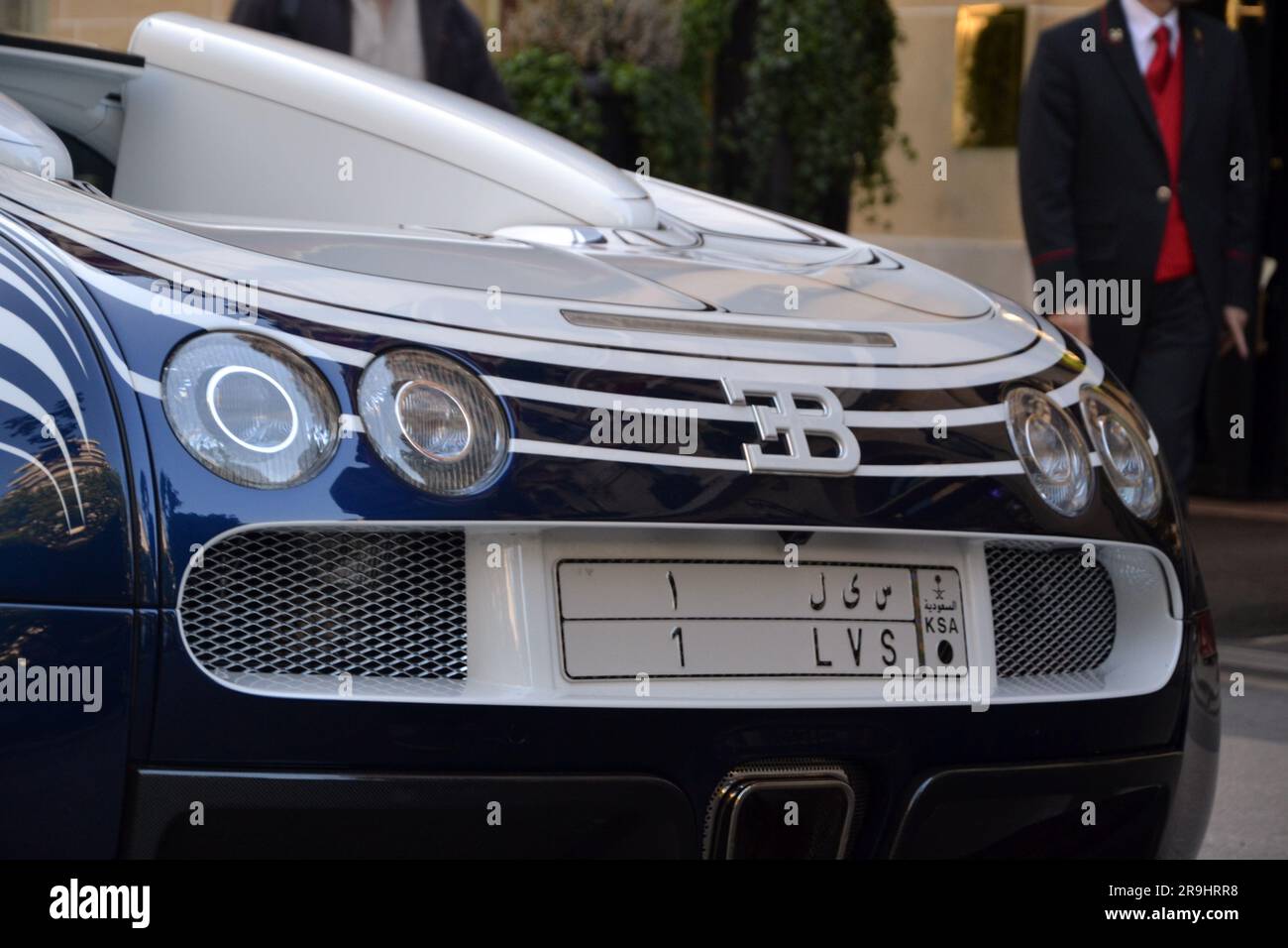 Retro della Bugatti Veyron 'l'or Blanc' (oro bianco) parcheggiata a Parigi, 18 aprile 2015. Creato da Bugatti e dalla manifattura reale di porcellana di Berlino Foto Stock