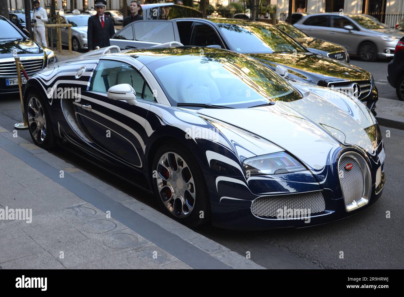 Bugatti Veyron "l'or Blanc" ("Oro bianco") parcheggiata a Parigi, 18 aprile 2015. Creato da Bugatti e dalla manifattura reale di porcellana di Berlino. Foto Stock