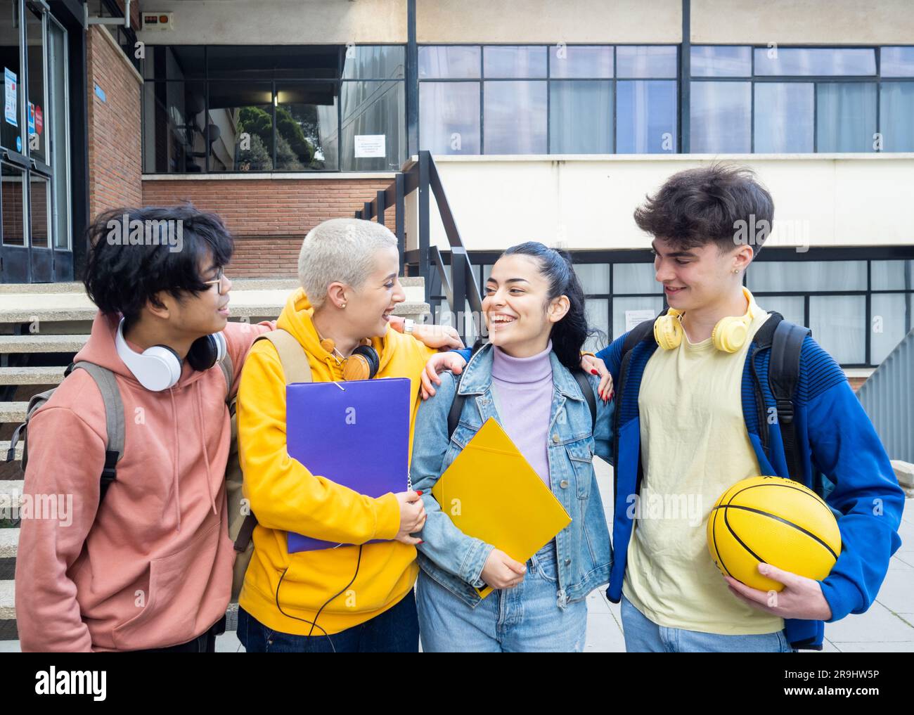 Gruppo di amici studenti che si divertono nel campus. Concetto di scuola superiore Foto Stock