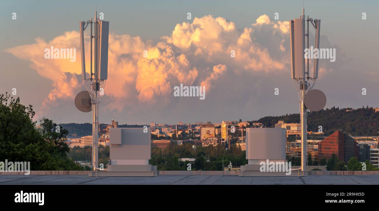 Antenne di reti mobili GSM sullo sfondo della città Foto Stock
