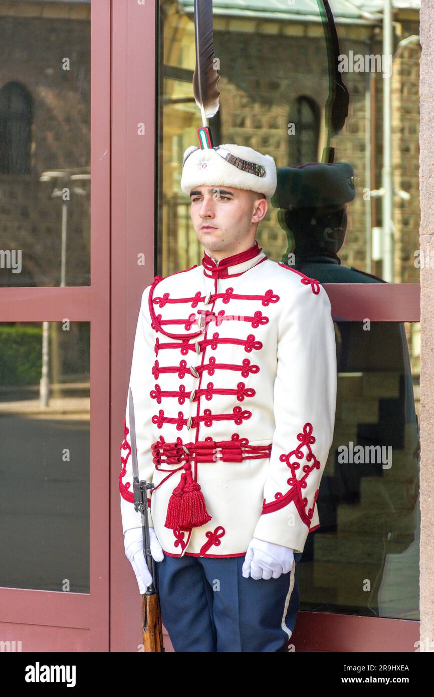 Guardia nazionale in servizio presso l'edificio amministrativo del presidente della Repubblica di Bulgaria., Centro città, Sofia, Repubblica di Bulgaria Foto Stock