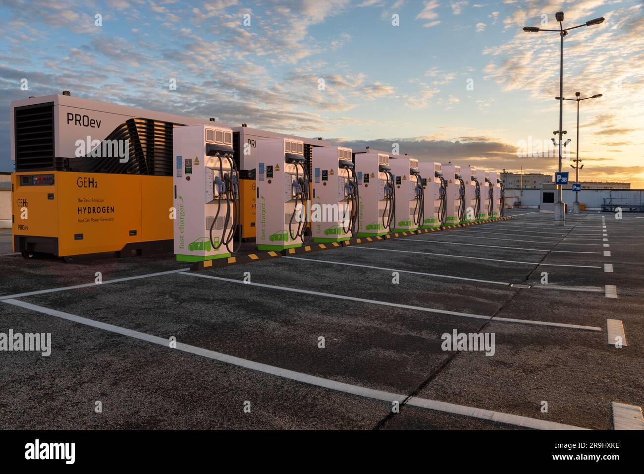 Generatore di celle a combustibile a idrogeno per produrre elettricità per i caricatori di auto elettriche Foto Stock