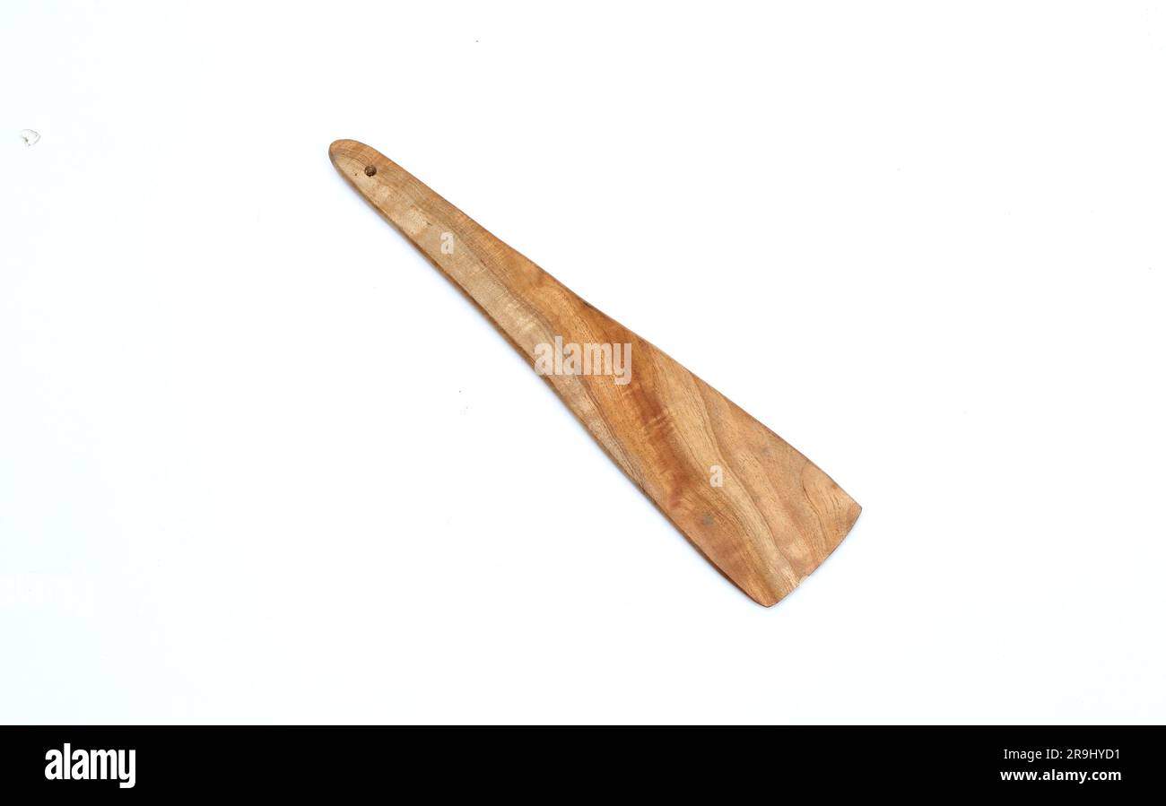 Cucchiai in legno per cucinare, utensili da cucina in legno isolati su sfondo bianco Foto Stock