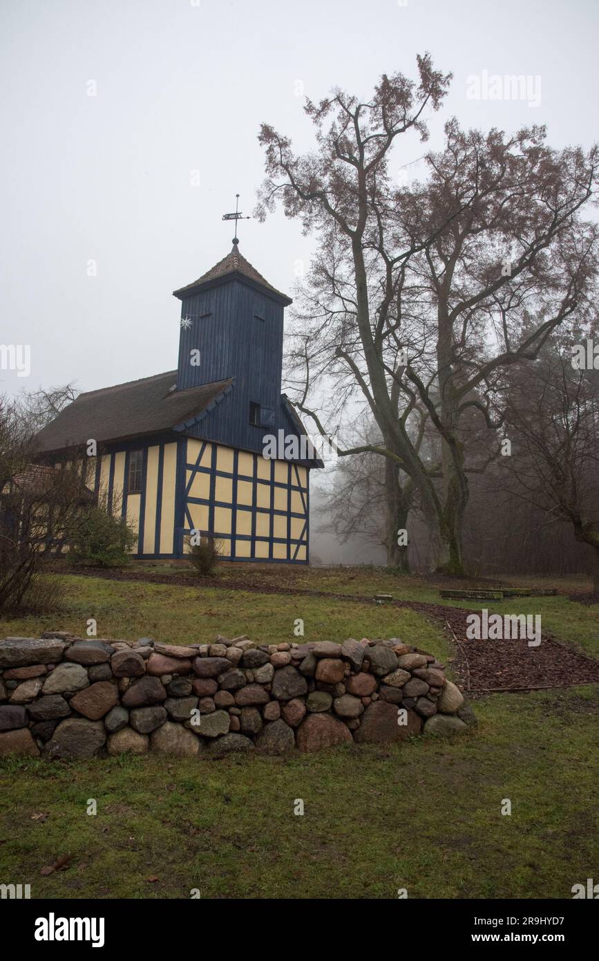 Piccola chiesa nel verde è una piccola chiesa incorniciata e restaurata in Alt Placht piccolo villaggio nella contea di Uckermark nella Germania nordorientale. Foto Stock