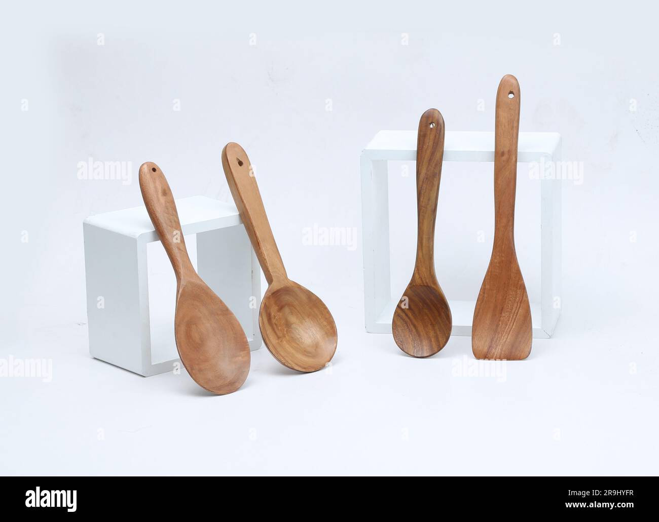 Cucchiai in legno per cucinare, utensili da cucina in legno isolati su sfondo bianco Foto Stock