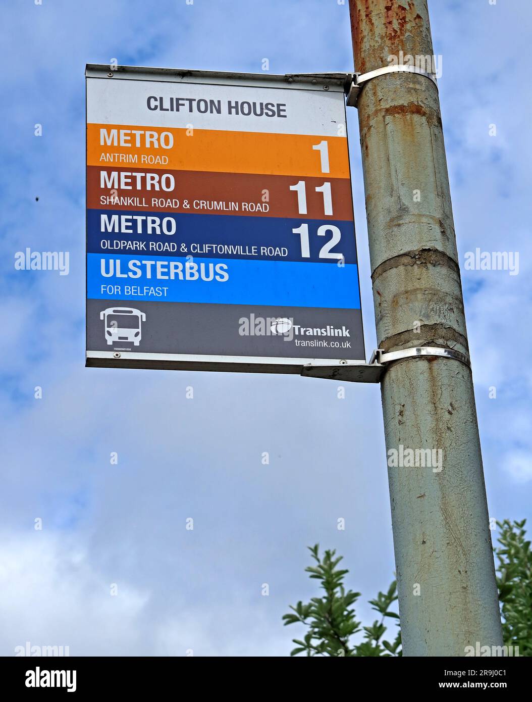 Fermata dell'autobus Clifton House, su Clifton Road, trasporto pubblico urbano e sud, Metro, Ulsterbus, Belfast, County Antrim, Irlanda del Nord, Regno Unito, BT13 1AA Foto Stock