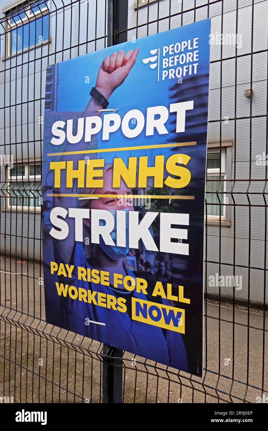 Banner, People Before Profit, Support the NHS Strike, Pay Rise for All Workers Now - Mater Infirmorum Hospital, 45-51 Crumlin Rd, Belfast BT14 6AB Foto Stock
