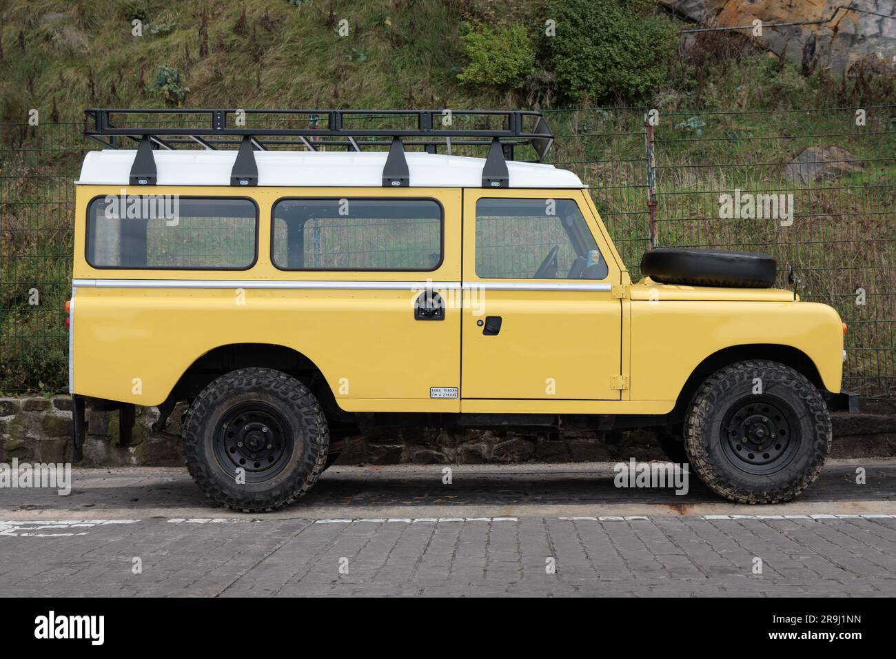 Land Rover Defender 110, 3 porte (vista laterale) Foto Stock