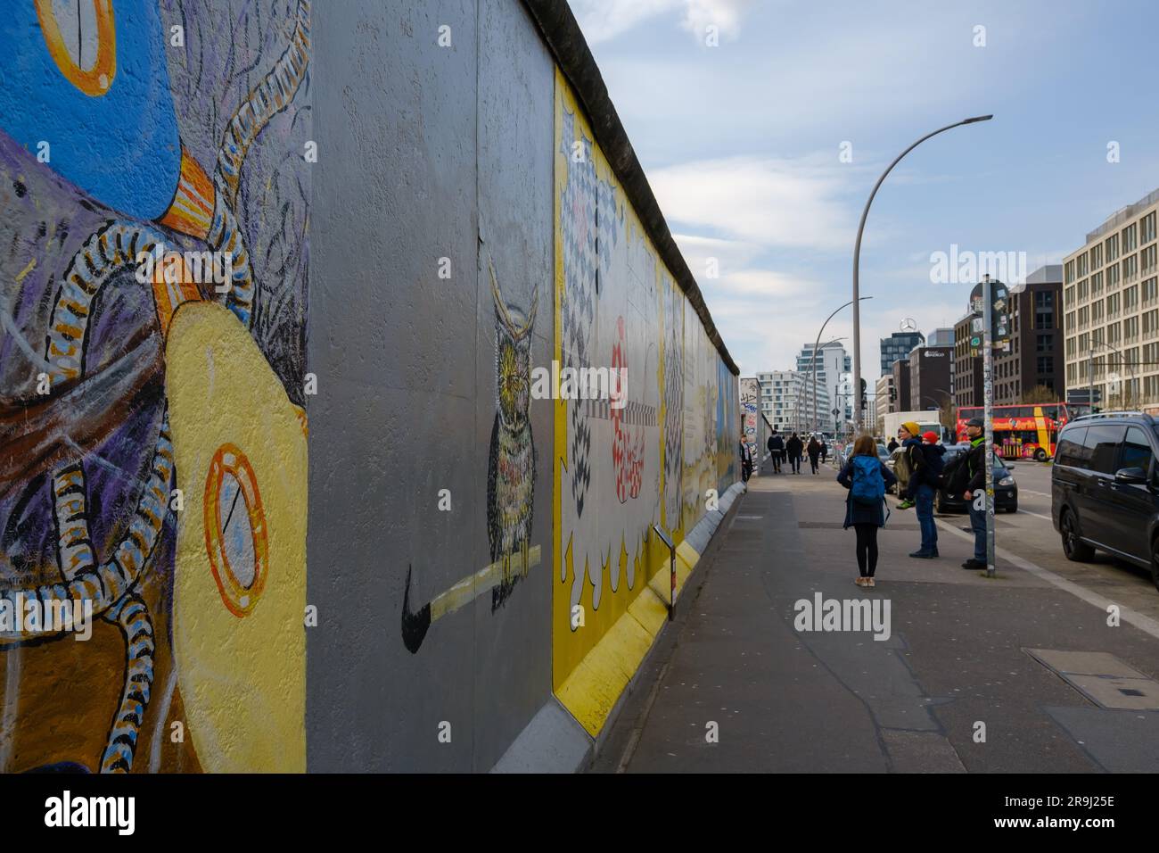Berlino, Germania - 19 aprile 2023: Veduta del famoso muro di Berlino in Germania Foto Stock