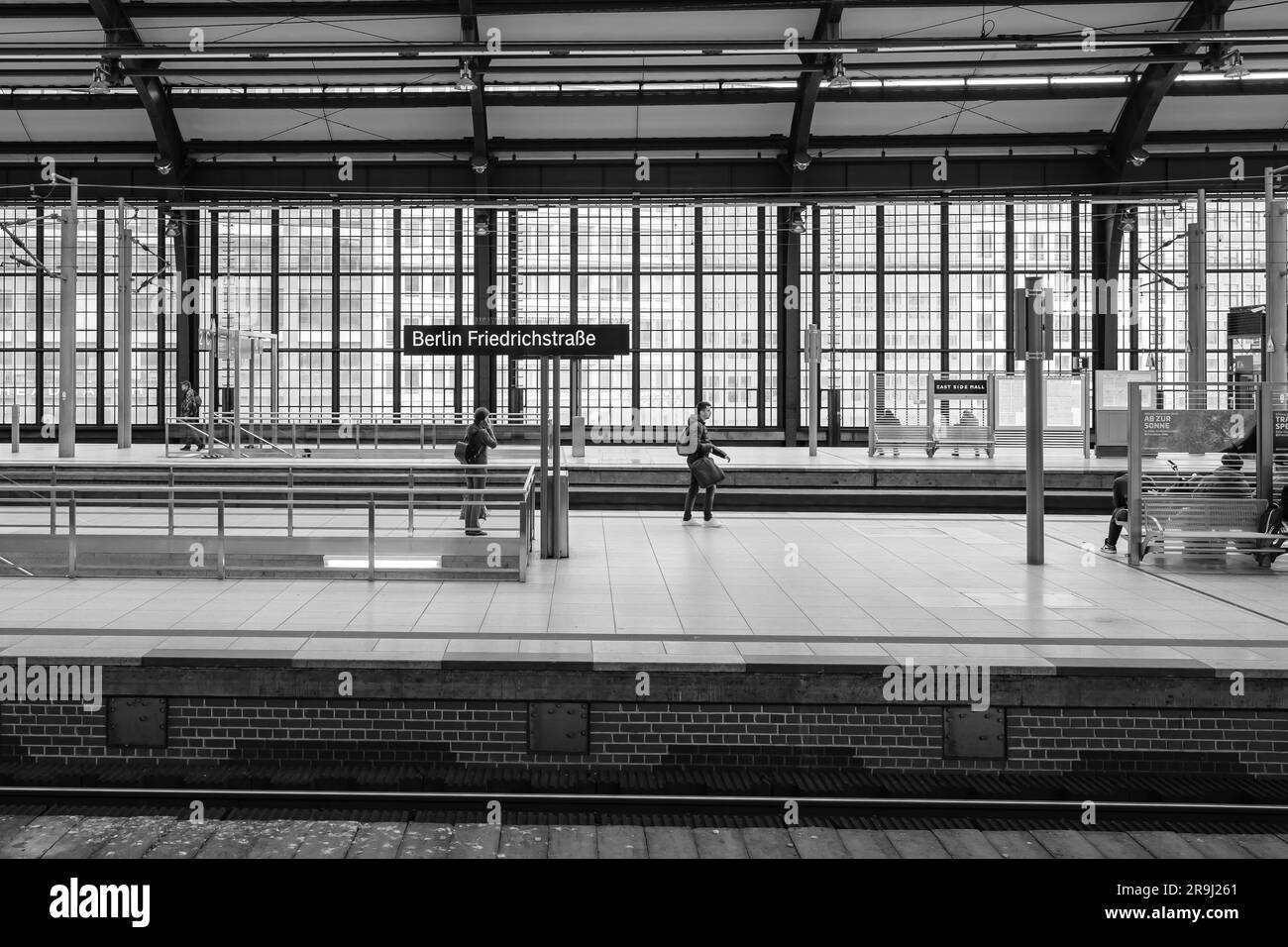 Berlino, Germania - 19 aprile 2023: Veduta della stazione ferroviaria Friedrichstrasse a Berlino Germania in bianco e nero Foto Stock