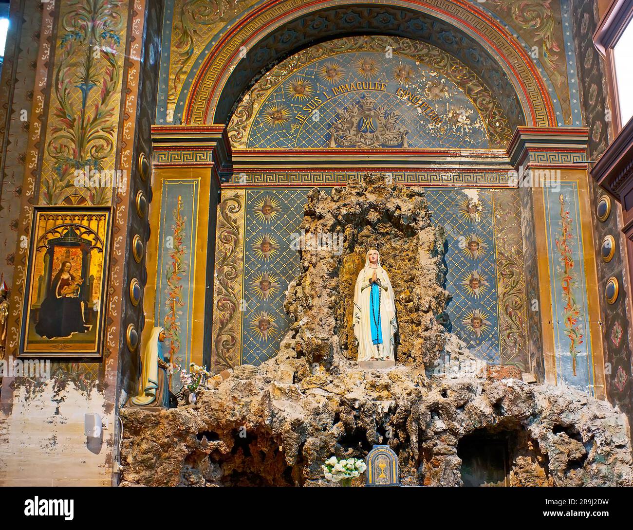 ST REMY, FRANCIA - 6 MAGGIO 2013: La cappella ornata della Madonna di Lourdes nella chiesa collegiata di San Martino, il 6 maggio a St Remy Foto Stock