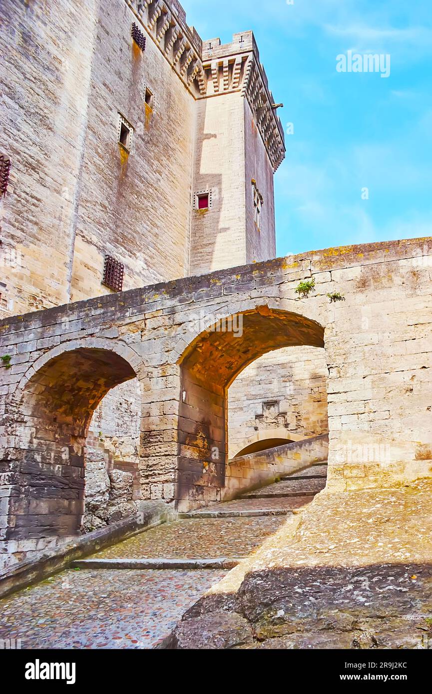 Il ponte ad arco in pietra sul sentiero per il Castello reale di Tarascon, Francia Foto Stock