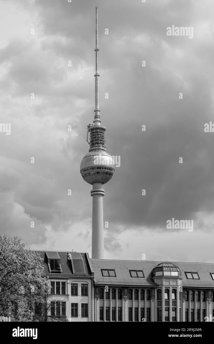 Berlino, Germania - 19 aprile 2023: Veduta dell'imponente Fernsehturm, la Torre della televisione di Berlino in Germania in bianco e nero Foto Stock