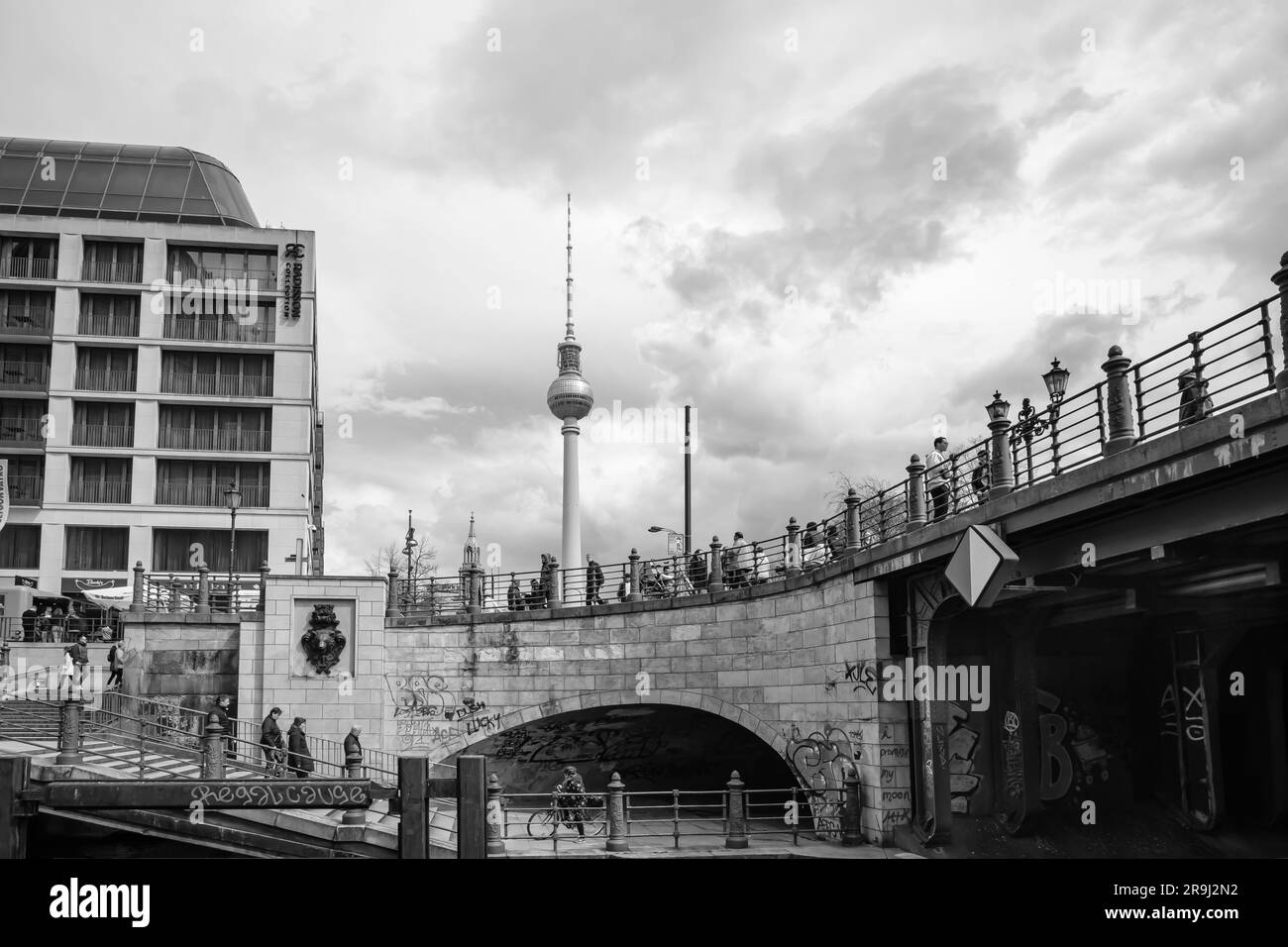 Berlino, Germania - 19 aprile 2023: Veduta dell'imponente Fernsehturm, la Torre della televisione di Berlino in Germania in bianco e nero Foto Stock