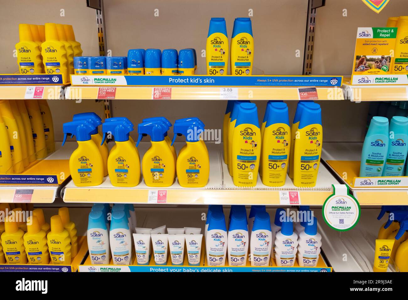 Varie bottiglie, provette di prodotti per la protezione solare sullo scaffale nel negozio Boots The Chemists Regno Unito KATHY DEWITT Foto Stock