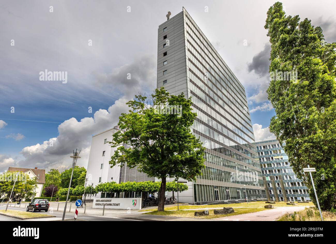 27 giugno 2023, Renania settentrionale-Vestfalia, Hamm: Veduta della costruzione del Tribunale regionale superiore di Hamm. La Corte regionale superiore di Hamm si sta occupando di un post sui social media durante la pandemia di Corona. Nel post del presunto negatore Corona su Facebook, il portavoce della polizia di Amburgo al vertice del G20 poteva essere visto in uniforme delle SS su un fotomontaggio. Foto: Dieter Menne/dpa Foto Stock