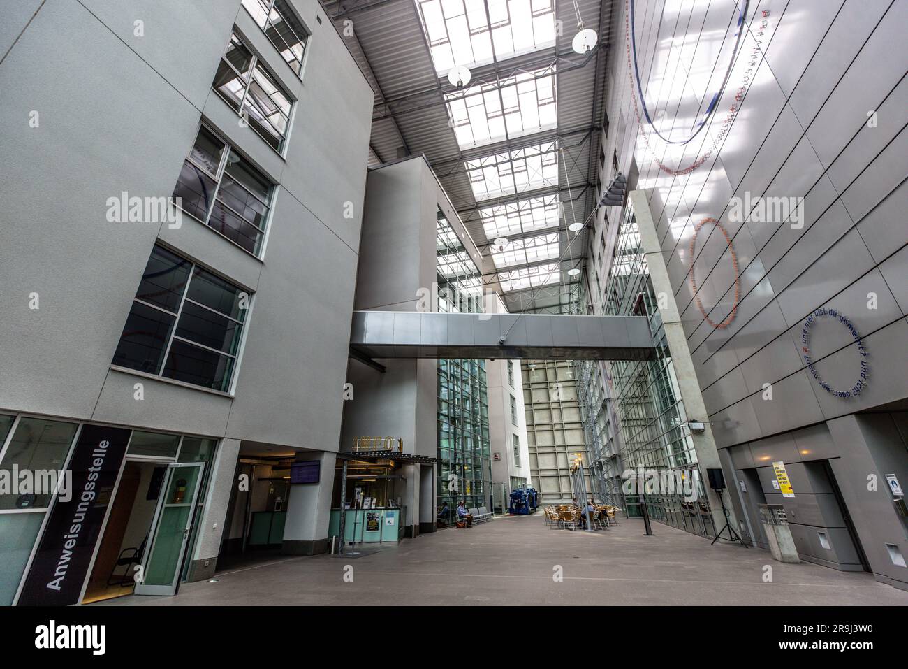 27 giugno 2023, Renania settentrionale-Vestfalia, Hamm: Veduta dell'atrio del tribunale regionale superiore di Hamm. La Corte regionale superiore di Hamm si sta occupando di un post sui social media durante la pandemia di Corona. Nel post del presunto negatore Corona su Facebook, il portavoce della polizia di Amburgo al vertice del G20 poteva essere visto in uniforme delle SS su un fotomontaggio. Foto: Dieter Menne/dpa Foto Stock