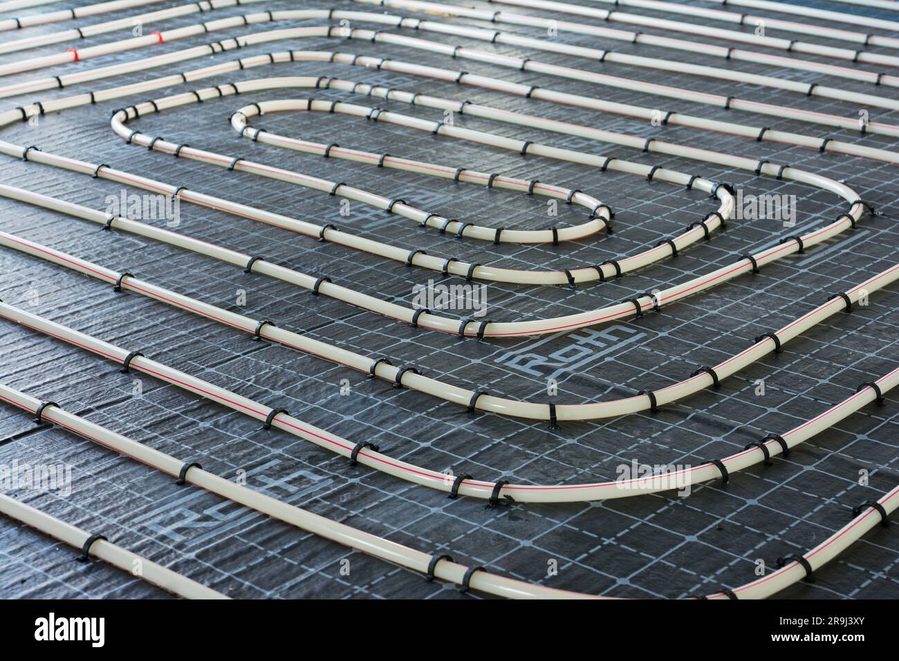Tubi per riscaldamento a pavimento in posa bifilare Foto Stock