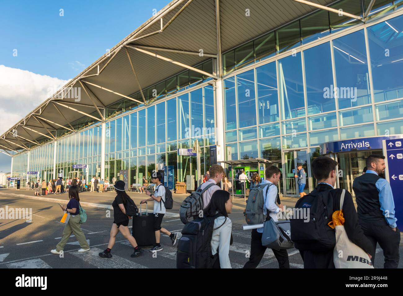I passeggeri arrivano all'aeroporto di Bristol, Inghilterra, Regno Unito. Foto Stock