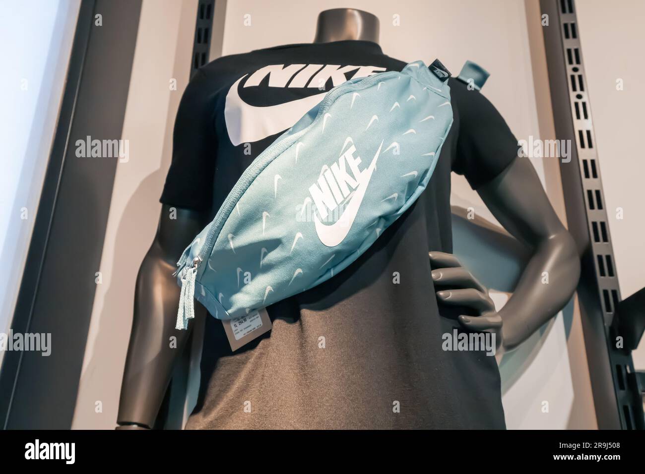 17 agosto 2022, Antalya, Turchia: Abbigliamento e scarpe sportive Nike in vendita presso il negozio del marchio Foto Stock