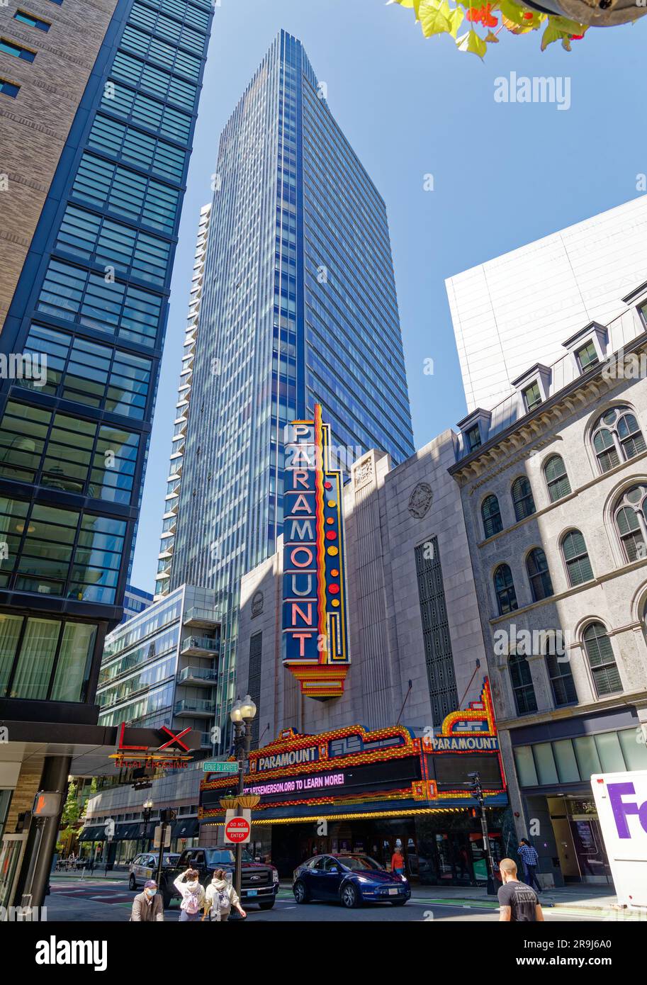 Il Paramount Theater, un punto di riferimento di Boston, è stato restaurato e adattato come alloggio per studenti, aule e spazio per spettacoli per l'Emerson College. Foto Stock