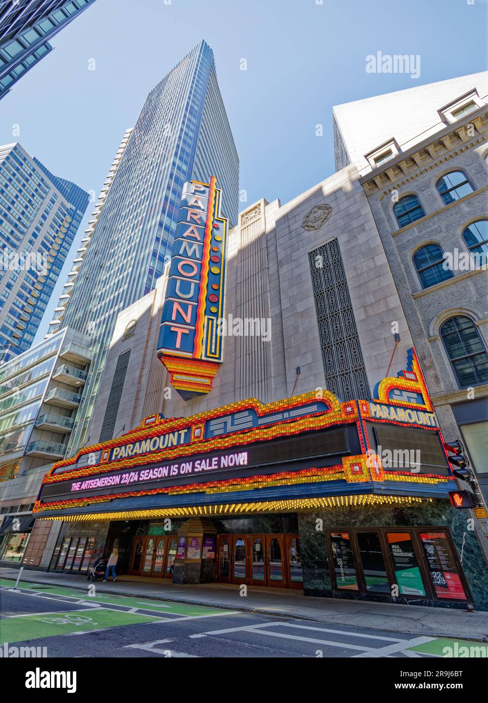 Il Paramount Theater, un punto di riferimento di Boston, è stato restaurato e adattato come alloggio per studenti, aule e spazio per spettacoli per l'Emerson College. Foto Stock