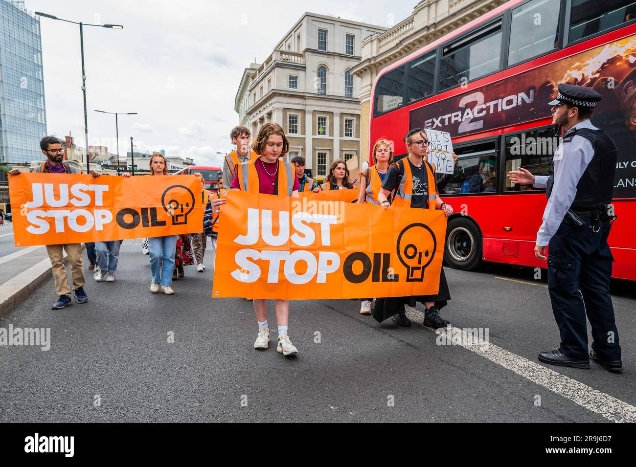 Londra, Regno Unito. 27 giugno 2023. Estrazione 2 (un autobus che viene lasciato passare ha un annuncio appropriato dalla sua parte) - la polizia continua ad avvertire la protesta che stanno bloccando la strada e causando e offendere ai sensi della sezione 12 del Public Order Act - basta fermare la protesta petrolifera al London Bridge. L'obiettivo generale del gruppo è quello di convincere il governo a fermare tutti i nuovi giacimenti petroliferi nell'ambito degli sforzi volti ad evitare la crisi climatica. Crediti: Guy Bell/Alamy Live News Foto Stock