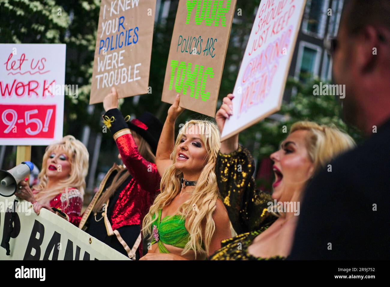 Gli impersonatori di celebrità sono stati banditi dalla protesta su Facebook fuori dagli uffici della casa madre Meta a King's Cross, Londra, come parte del loro appello "Stop Banning Us". Le sosia di Dolly Parton, Taylor Swift, Adele, George Michael, Britney Spears, E Freddie Mercury, stanno facendo appello a un aggiornamento degli standard comunitari di Meta, che vieta agli account di "fingere di essere qualcuno di famoso", con la conseguenza che gli atti di tributo perdono i loro conti con migliaia di fan e follower. Data foto: Martedì 27 giugno 2023. Foto Stock