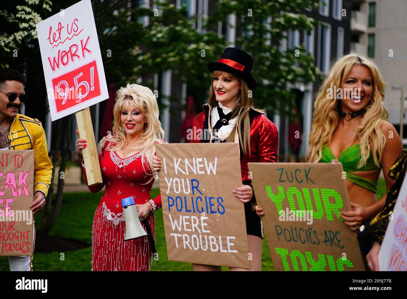 Gli impersonatori di celebrità sono stati banditi dalla protesta su Facebook fuori dagli uffici della casa madre Meta a King's Cross, Londra, come parte del loro appello "Stop Banning Us". Le sosia di Dolly Parton, Taylor Swift, Adele, George Michael, Britney Spears, E Freddie Mercury, stanno facendo appello a un aggiornamento degli standard comunitari di Meta, che vieta agli account di "fingere di essere qualcuno di famoso", con la conseguenza che gli atti di tributo perdono i loro conti con migliaia di fan e follower. Data foto: Martedì 27 giugno 2023. Foto Stock