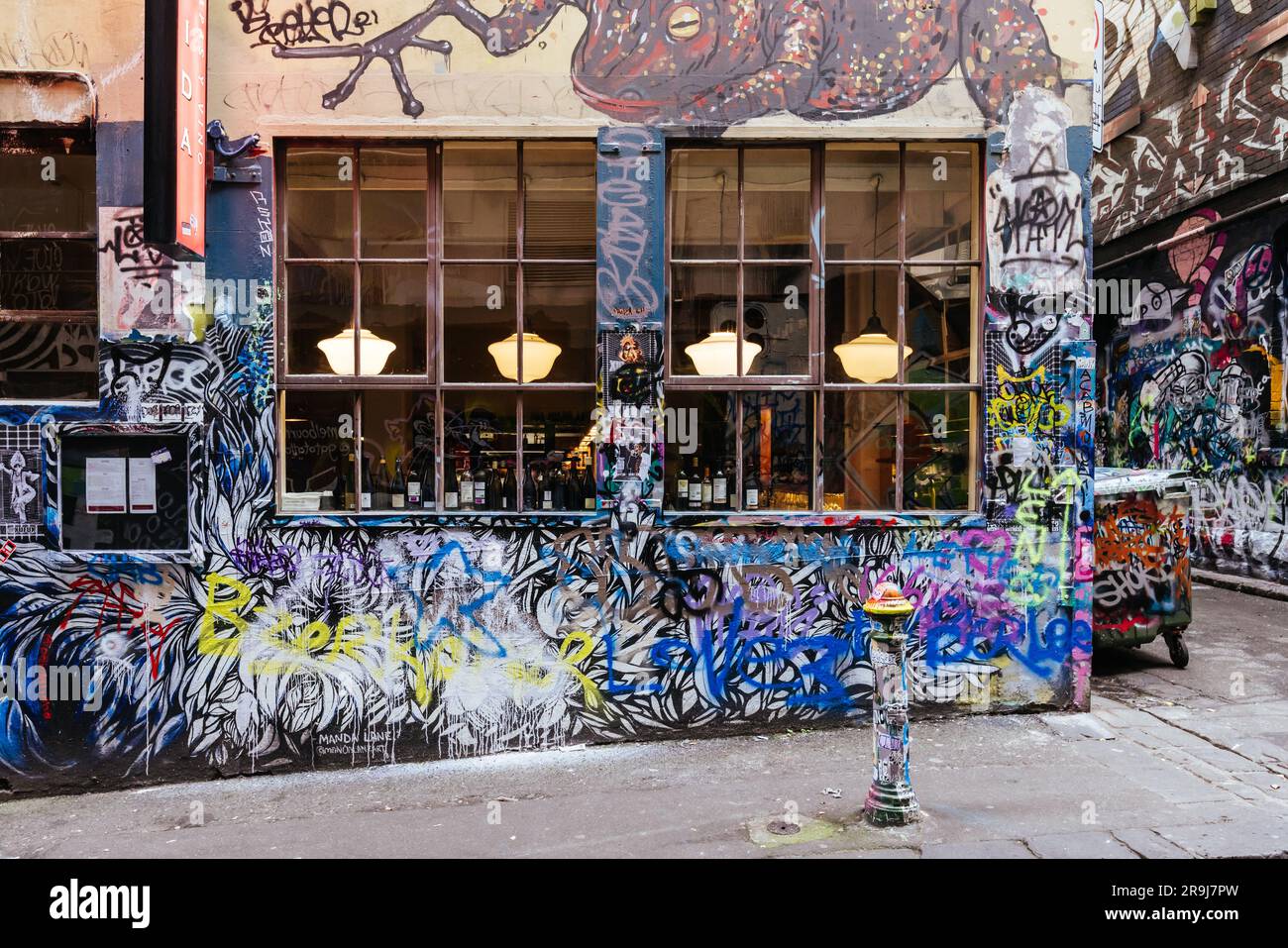 MELBOURNE, AUSTRALIA - giugno 25 2023: La famosa Hosier Lane di Melbourne, caratterizzata da graffiti e un'atmosfera grunge urbana Foto Stock
