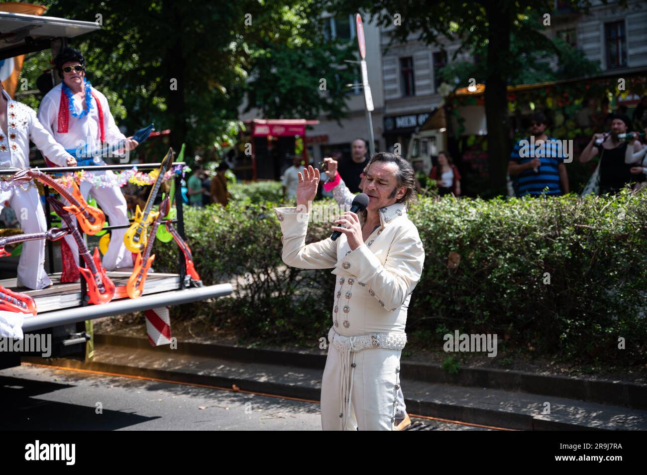 28.05.2023, Berlino, Germania, Europa - un imitatore di Elvis che indossa un costume di Elvis canta canzoni classiche di Elvis Presley al Carnevale delle Culture. Foto Stock